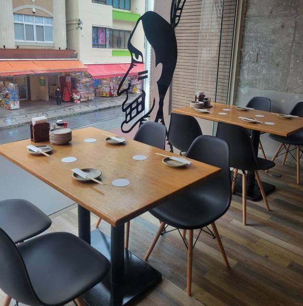 牧志駅から徒歩1分、国際通り沿いにNEW OPEN！A5ランク黒毛和牛や新鮮な魚、定番から創作までの沖縄料理が楽しめる注目の新店です。オリオンビールや泡盛と相性抜群の料理を多数ご用意。最大12名様まで対応可能なテーブル席完備で、宴会・観光でのお食事にも最適です。皆さまのご来店を心よりお待ちしております。