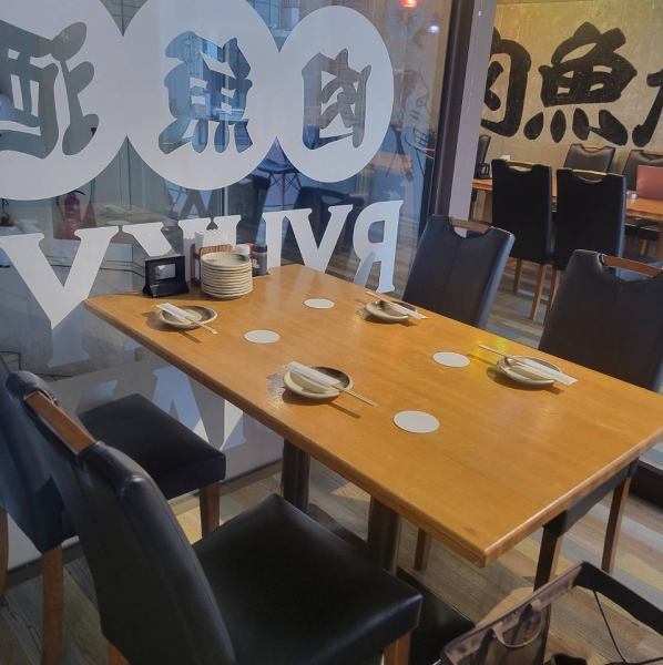 A5黒毛和牛や沖縄料理をつまみに、観光途中のちょい飲みにもぴったりのお店です。泡盛やオリオンビール、トロピカルな南国カクテルと一緒に、贅沢な沖縄時間をご堪能ください。涼しく開放的な店内で、しっかり飲んで、ゆったりとしたひとときをお過ごしいただけます。