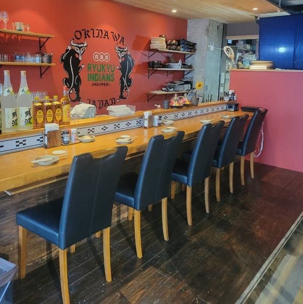 本格沖縄料理を気軽に楽しめる、あたたかみのあるカウンター席。地元食材をふんだんに使った料理はどれも素材の旨みが引き立ちます。お一人様の気軽なちょい飲みはもちろん、大切な人との旅行でのお食事にもぴったり。落ち着いた雰囲気の中で、特別な時間を過ごせます。観光の合間や仕事帰りにもぜひお立ち寄りください。
