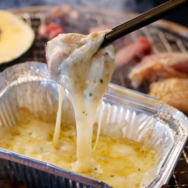 《相性抜群！チーズフォンデュ×鶏焼き》チーズに絡めて食べる鶏焼き。おすすめは定番のもも肉◎