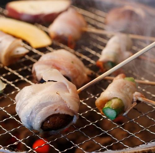 유행의 고기 롤 꼬치를 제철 야채를 좋아하는 선택으로