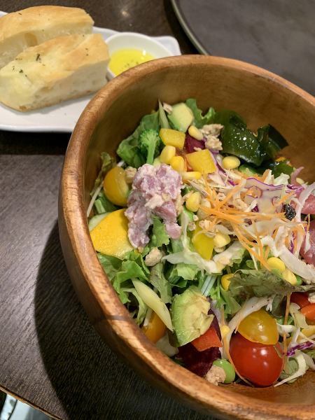 [Very popular for lunch!] Salad bowl with plenty of more than 15 kinds of vegetables♪ (Bread, soup, drink included)