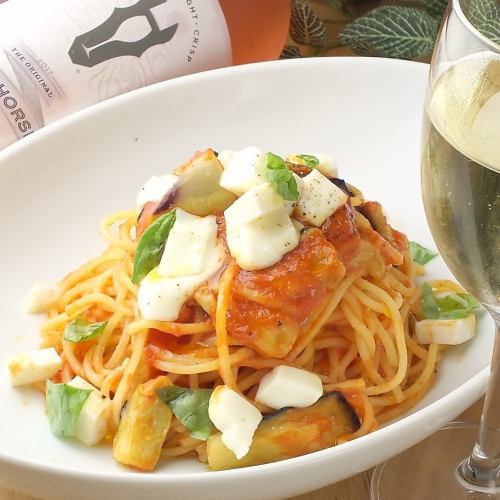 Spaghetti with eggplant and mozzarella in tomato sauce