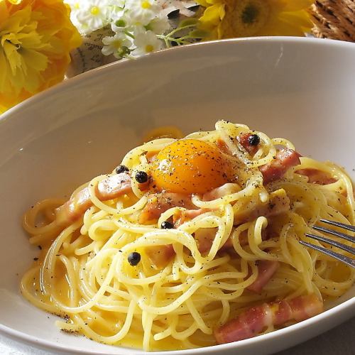 Spaghetti carbonara made with Tachikawa-produced silkie eggs