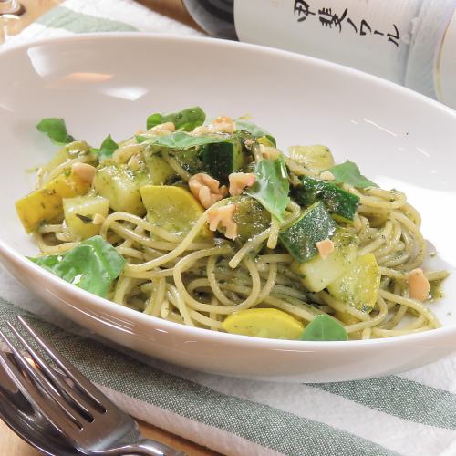 Bright green spaghetti pesto with scallops