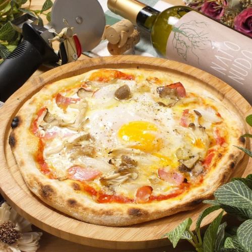 Pizza Bismarck (soft-boiled egg, bacon)