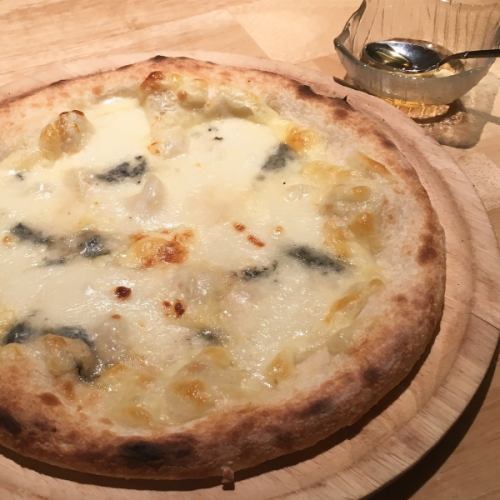 Pizza Quattro Formaggi (four kinds of cheese) with Tachikawa honey