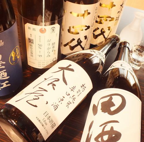 全国各地の日本酒を厳選。料理とのペアリングを愉しめる