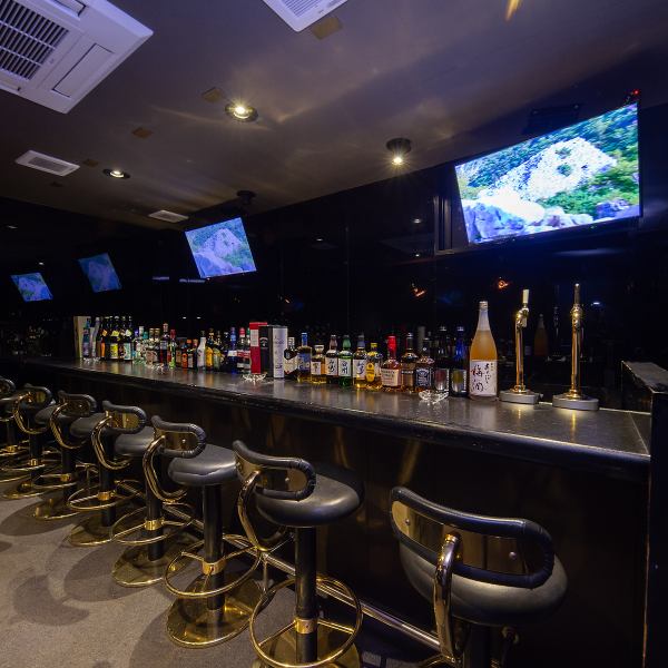 デートや友人との少人数利用にぴったりな席を多数ご用意♪カウンターはスタッフとの会話を楽しみながらお酒を味わえる特等席で、テーブル席はプライベート感を大切にしたレイアウトが魅力です☆黒とグレーのインテリアが全体を包み込み、落ち着いた雰囲気で会話を楽しみたい方にも最適な環境を実現しています◎