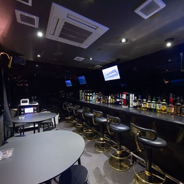 黒とグレーを基調にした店内はシンプルでおしゃれな印象♪落ち着きながらもカラオケ設備で盛り上がれるバランスの良い空間です◎アクセスも便利で、幅広い年齢層のお客様に快適なひとときをご提供！飲み放題や歌い放題といった独自のサービスが揃っているので、利用シーンに合わせた楽しみ方が広がります☆