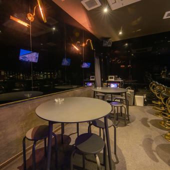 黒とグレーを基調にした店内はシンプルでおしゃれな印象♪落ち着きながらもカラオケ設備で盛り上がれるバランスの良い空間です◎