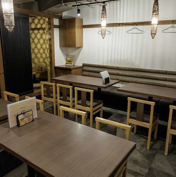 テーブル18席。貸切は最大で15名様～着席のご宴会が可能です！少人数でのご利用にもご対応いたします。周りを気にせずゆったりとお食事をお楽しみいただけるように、落ち着いた雰囲気となっております。