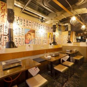 開放的な店内を眺めながら、大衆居酒屋のような雰囲気で楽しめるテーブル席♪ゆったり寛ぎながら飲み会をお楽しみいただけます。広々とした店内は雰囲気抜群!そんなおしゃれな空間で普段とは違う飲み会、女子会等をお楽しみください。店内全面禁煙(店外・屋外に喫煙スペースあり)