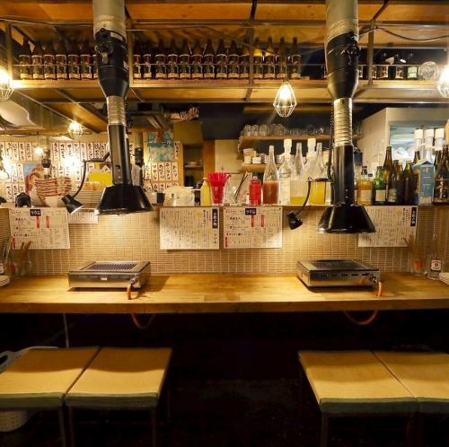 カウンター席はお一人様に人気。出張帰りにしっぽりお酒をたしなむ・・・店主やお隣さんと会話するのもこの席の特権です!店内全面禁煙(店外・屋外に喫煙スペースあり)