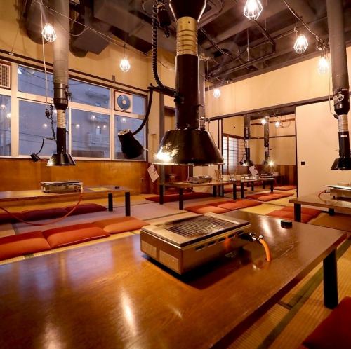 2Fのお座敷は開放的で広々とした空間です。宴会は最大50名様まで対応可能ですので、会社宴会、学生様の宴会、同窓会など各種宴会に対応◎ぜひご連絡ください。店内全面禁煙(店外・屋外に喫煙スペースあり)