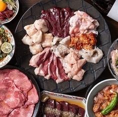 名物ホルモン盛りや牛豚鶏をバランスよく堪能できるコースです!