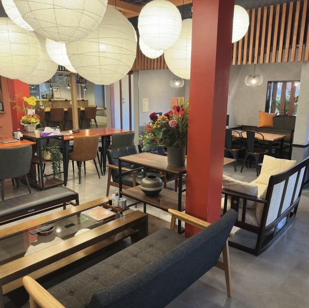 柔らかな光を放つ丸い照明が印象的なテーブル席は、和モダンなインテリアと相まって洗練された空間に。落ち着きつつもどこか華やかさがあり、女子会や記念日など、特別なひとときにも最適。会話が自然と弾むような居心地の良さが魅力です。