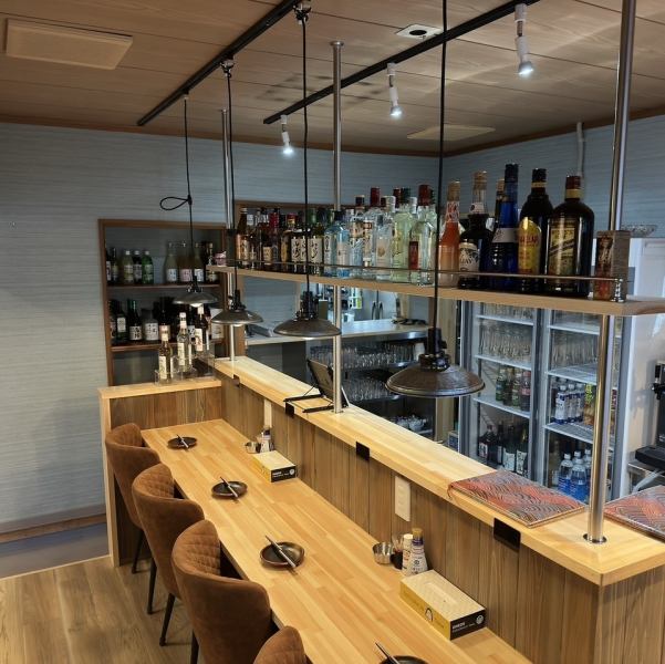 木のぬくもりを感じられるカウンター席は、落ち着いた照明と相まって心安らぐ空間を演出。整然と並ぶ酒瓶や、目の前で調理される様子が五感を刺激し、静かに一人で飲みたい時も、大切な人との語らいの時間にもぴったりの上質な雰囲気です。