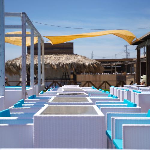 全長44mのZAIMOKUZA BEACH HOUSE。200名以上の宴会予約も受け付けております!是非お問合せください!【シャワー・ロッカー・ライブステージ・プール・ビーチソファ完備】