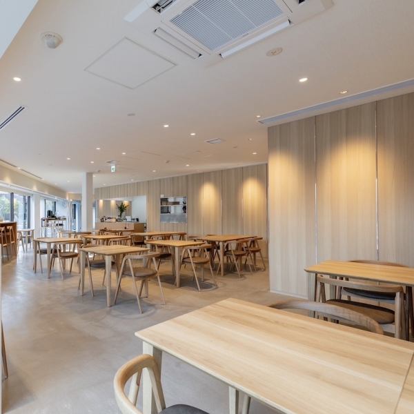 【家族とのお食事など、少人数でのご利用に◎】当店では4名様まで座れるテーブル席を8卓ご用意しております。広々とした空間で、ゆったりとした時間をお過ごしいただけます。ご友人やご家族との食事などにご利用ください。