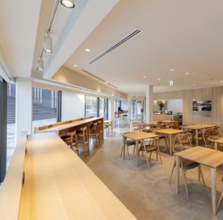 当店では4名様まで座れるテーブル席を8卓ご用意しております。家族とのお食事など、少人数でのご利用にご利用ください。
