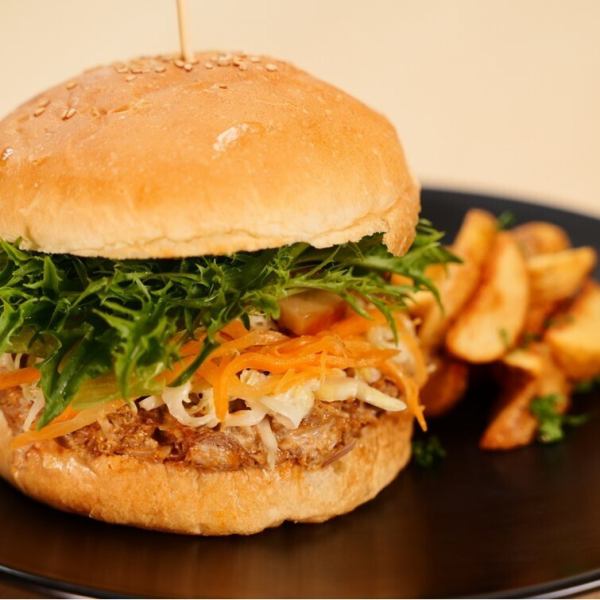 【KonoMachiプルドバーガーランチ】ほろほろ食感♪ランチはフリードリンク付《1580円(税込)》