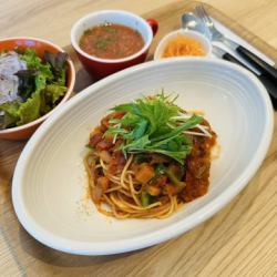 每週晚餐義大利麵（包括熟食、沙拉和飲料）