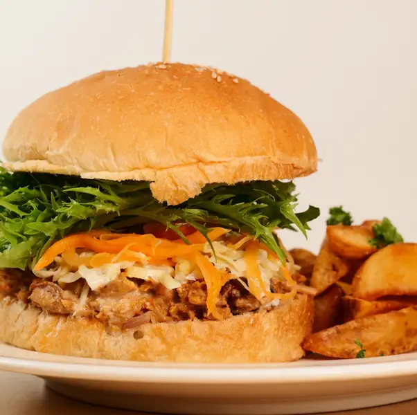 【KonoMachiプルドバーガーランチ】ほろほろ食感♪ランチはドリンクとポテト付き《1580円(税込)》