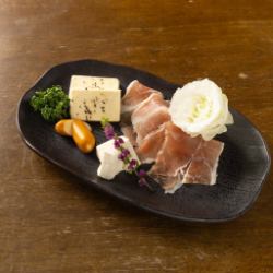 生ハムとチーズの盛り合わせ