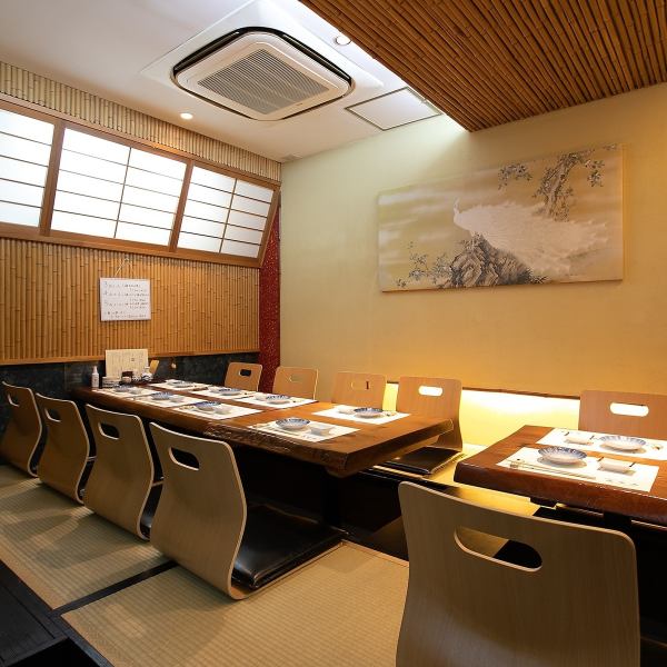 【少人数様でもご利用可能！座敷席】店内奥には最大12名様まで利用可能の座敷席がございます。他のお客様を気にすることなく楽しめますので、お気軽にお問合せください！