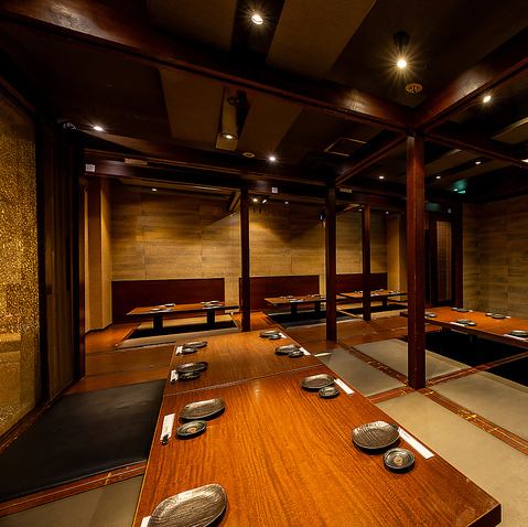 【最大120名様でも貸切可能です】大人数でもゆったりとくつろげる個室席完備！女子会や合コン、誕生日会などのプライベートシーンから、会社宴会、歓送迎会などの大規模な宴会まで幅広くご利用いただけます！ゆったりとした空間で、周りを気にせずお食事をお楽しみいただけます。プライベート感あふれる空間でごゆっくり。
