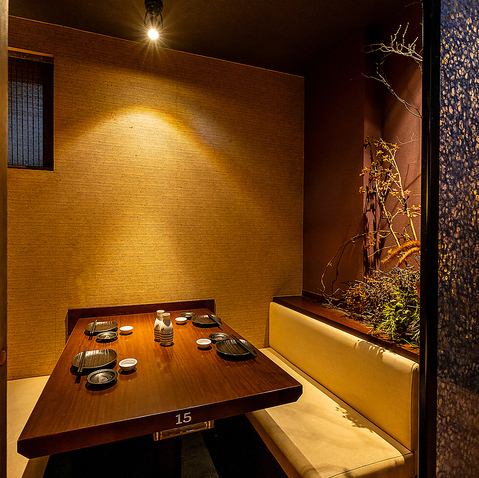 2名様～ご利用可能なテーブル個室。設備や照明にこだわり、お客様に落ち着きある空間をご提供いたします。大事な接待や誕生日など、プライベートからビジネスシーンまで幅広くご利用いただけます。さらに、事前予約でメッセージ入りデザートプレートもご用意可能！その他サプライズのご要望もお気軽にご相談ください。