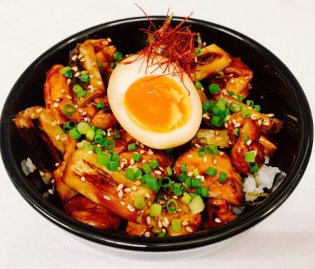 Secret menu! Exquisite! Charcoal-grilled yakitori rice bowl (with egg yolk)