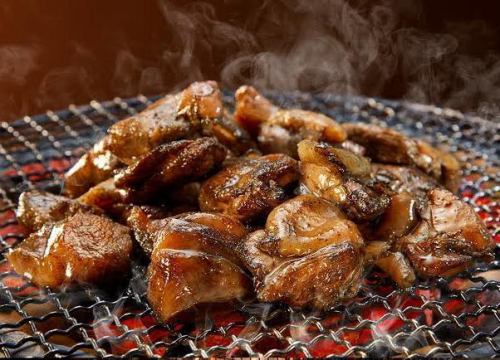 [炭火炭烤雞] 在正宗的炭火炭火炭烤炭火炭烤炭火炭烤雞上享用新鮮的國產雞肉。