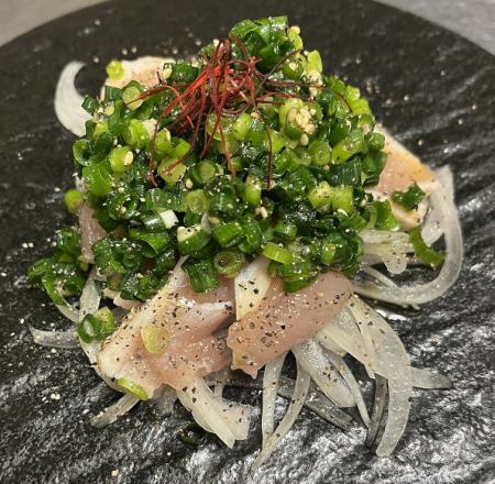 鶏ささみのタタキ特製葱塩だれ