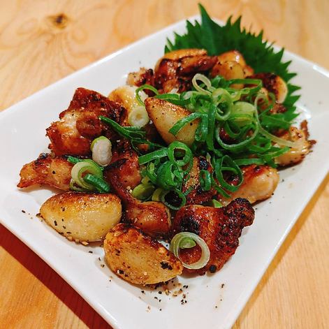 お酒がすすむ！ぼんじりとニンニクのゴロゴロ焼き