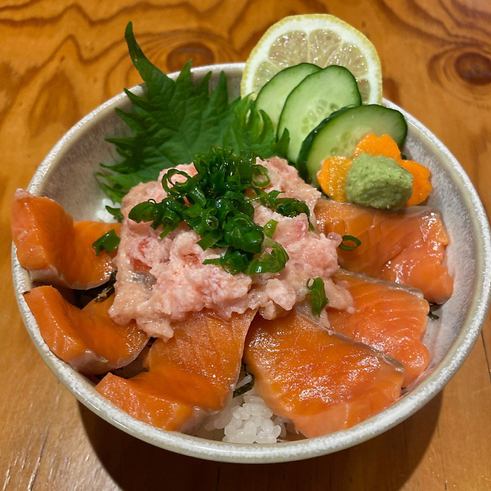 【渦屋のご飯、汁もの】いくら丼(みそ汁付)/サーモンネギトロ丼(みそ汁付)