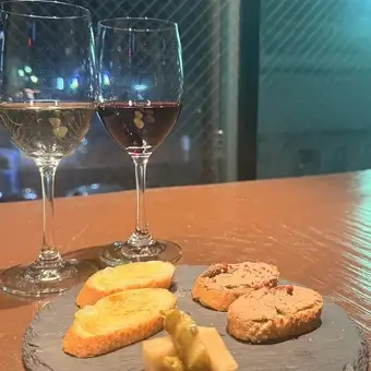 ※21時以降限定！【1日のシメに！】3種のおつまみとワイン2杯を堪能♪