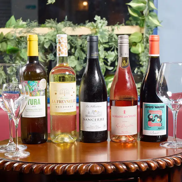 【1人飲み×ワイン】お仕事帰りやサク飲みに最適なカウンター席を8席完備◎おひとり様でのご来店も大歓迎です。店内には常時30種類以上のワインをご用意しており、その日の気分に合わせた1杯が必ず見つかります。焼肉やフレンチビストロ料理をつまみながら、ワインを片手に気ままな大人時間をゆったりとお過ごしください。
