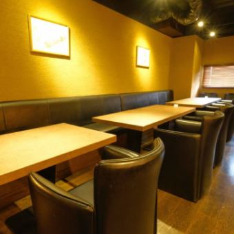 Because it is a large table seat, we are spacious.It is a perfect seat for small banquets and girls' associations.