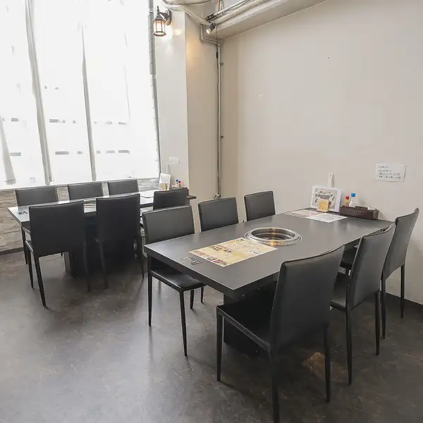 最大56席の広々とした店内は、宴会や会社の集まりに最適です。座敷席も充実し、靴を脱いでゆったりくつろげます。清潔感ある明るい雰囲気で、どなたでも快適。レイアウト自在でパーティーにも対応し、楽しい時間を支えます♪