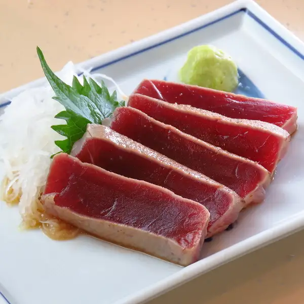 香ばしいマグロ焼き霜サラダ