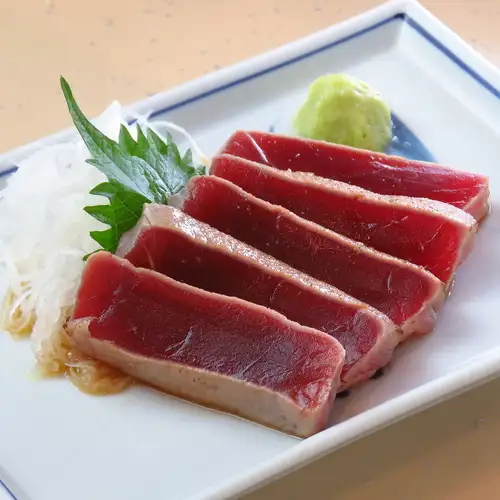 香ばしいマグロ焼き霜サラダ