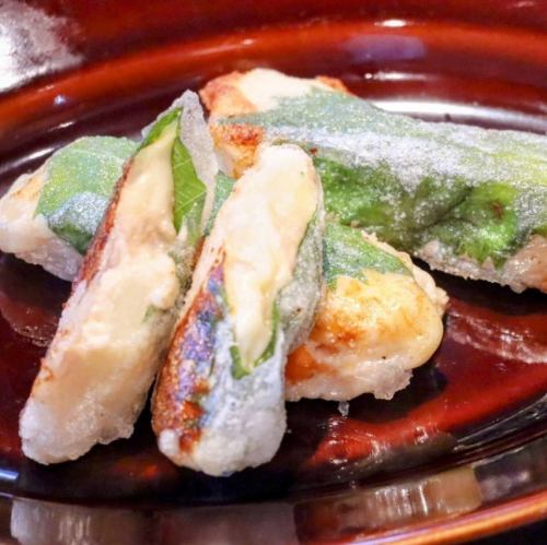 用米紙包裹的塔拉莫沙拉塔和奶酪