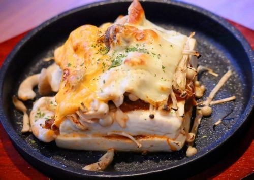 茸と豆腐のスパイシーミンチチーズ焼き