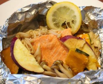 サーモンと秋野菜のホイル焼き  レモンバター醤油風味