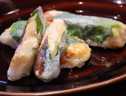 タラモサラタとチーズのライスペーパー包み焼き