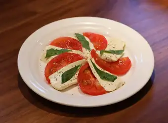 두부와 토마토 카프레제