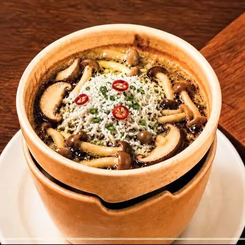 Boiled whitebait and mushroom ajillo