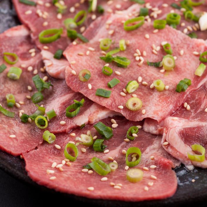 こだわりの無煙ロースターで焼くホルモンは絶品！